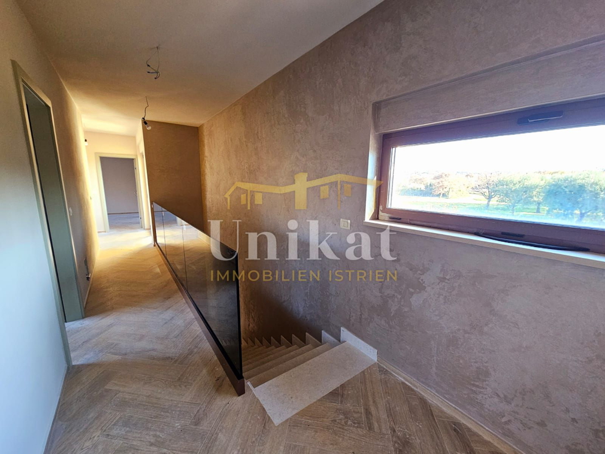 Moderna vrstna hiša s bazenom in pogledom na zelenje, Poreč